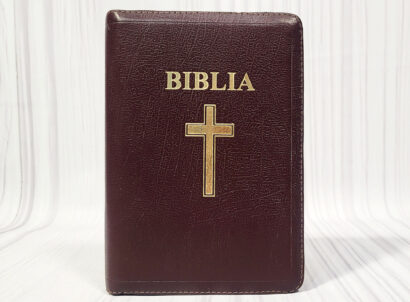 Biblia Rom 057 ZTI brown cu cruce